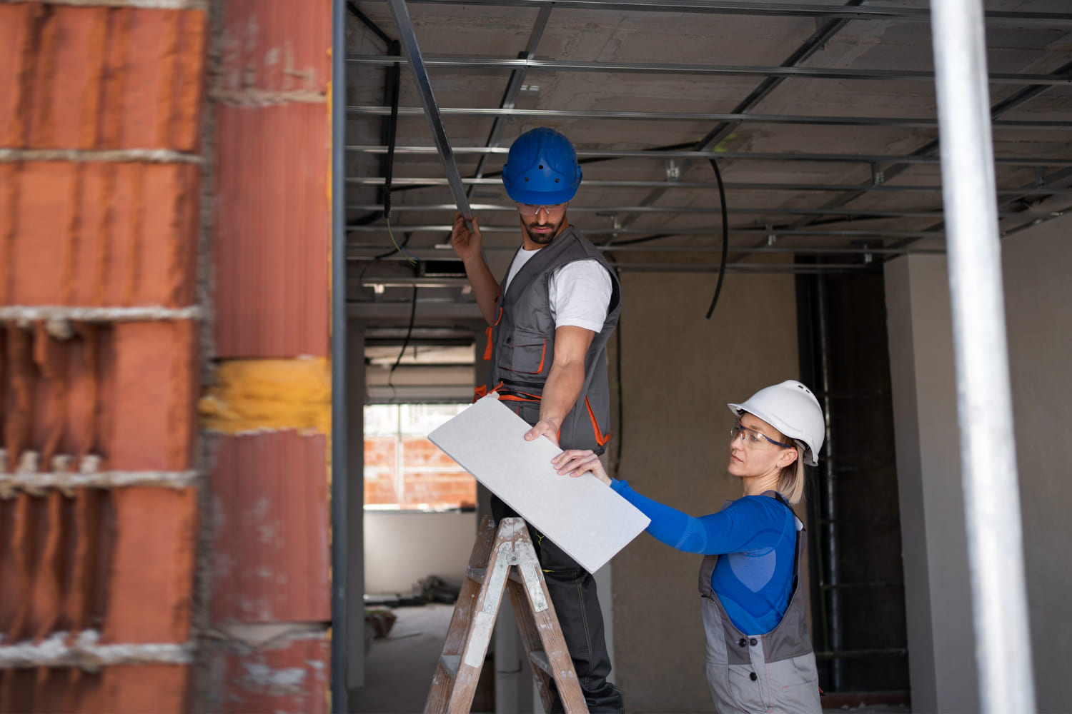 Obreros trabajando en una ampliación de obra